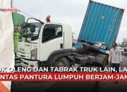 Video Trailer Oleng dan Tabrak Truk Lain di Demak, Pantura Lumpuh Berjam-jam