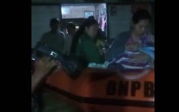 Sejumlah Kecamatan Kebanjiran, Tim Gabungan BPBD Blora Evakuasi Warga dengan Perahu Karet