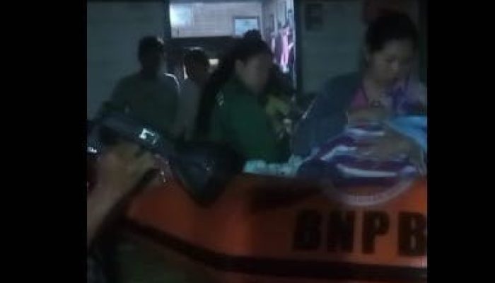 Sejumlah Kecamatan Kebanjiran, Tim Gabungan BPBD Blora Evakuasi Warga dengan Perahu Karet