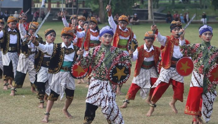 Rayakan Hardiknas, Siswa di Kabupaten Semarang Tampilkan Tari Prajuritan-Ragam Seni Tradisional