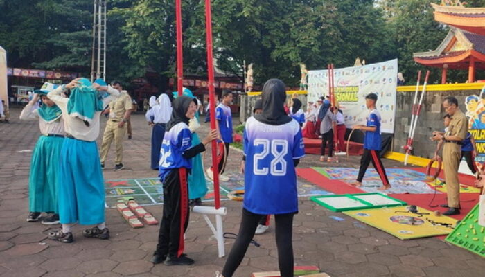 Semarak Puncak Hardiknas di Semarang, Anak-anak Nge-Vlog Hingga Jajal Permainan Tradisional