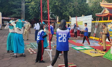 Semarak Puncak Hardiknas di Semarang, Anak-anak Nge-Vlog Hingga Jajal Permainan Tradisional