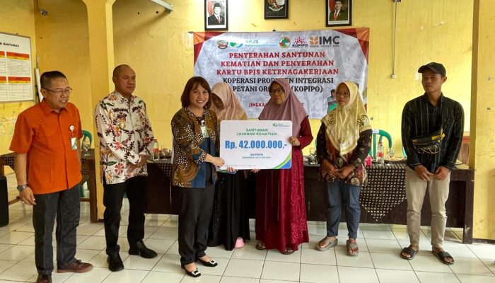 Bupati Banyumas Dorong Perlindungan Pekerja, Serahkan Santunan dan Kartu BPJS Ketenagakerjaan untuk Penderes