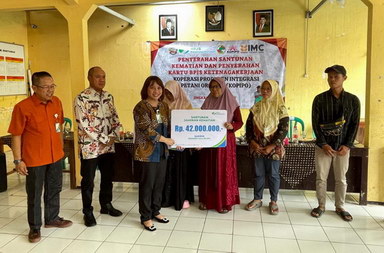 Bupati Banyumas Dorong Perlindungan Pekerja, Serahkan Santunan dan Kartu BPJS Ketenagakerjaan untuk Penderes