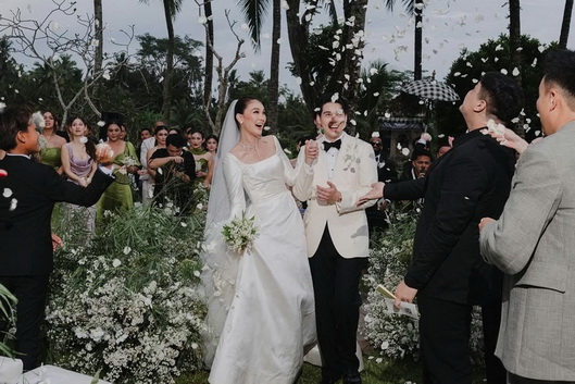 Momen Pernikahan Maxim dan Luna Maya