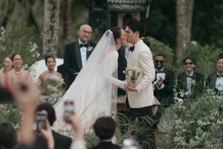 Momen Romantis Pernikahan Maxime Boutties dan Luna Maya