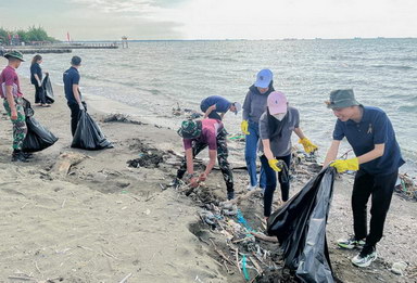 Sambut Hari Jadi PT MGM, Horison Hotels Group Gelar Bersih-bersih Pantai Maron Semarang