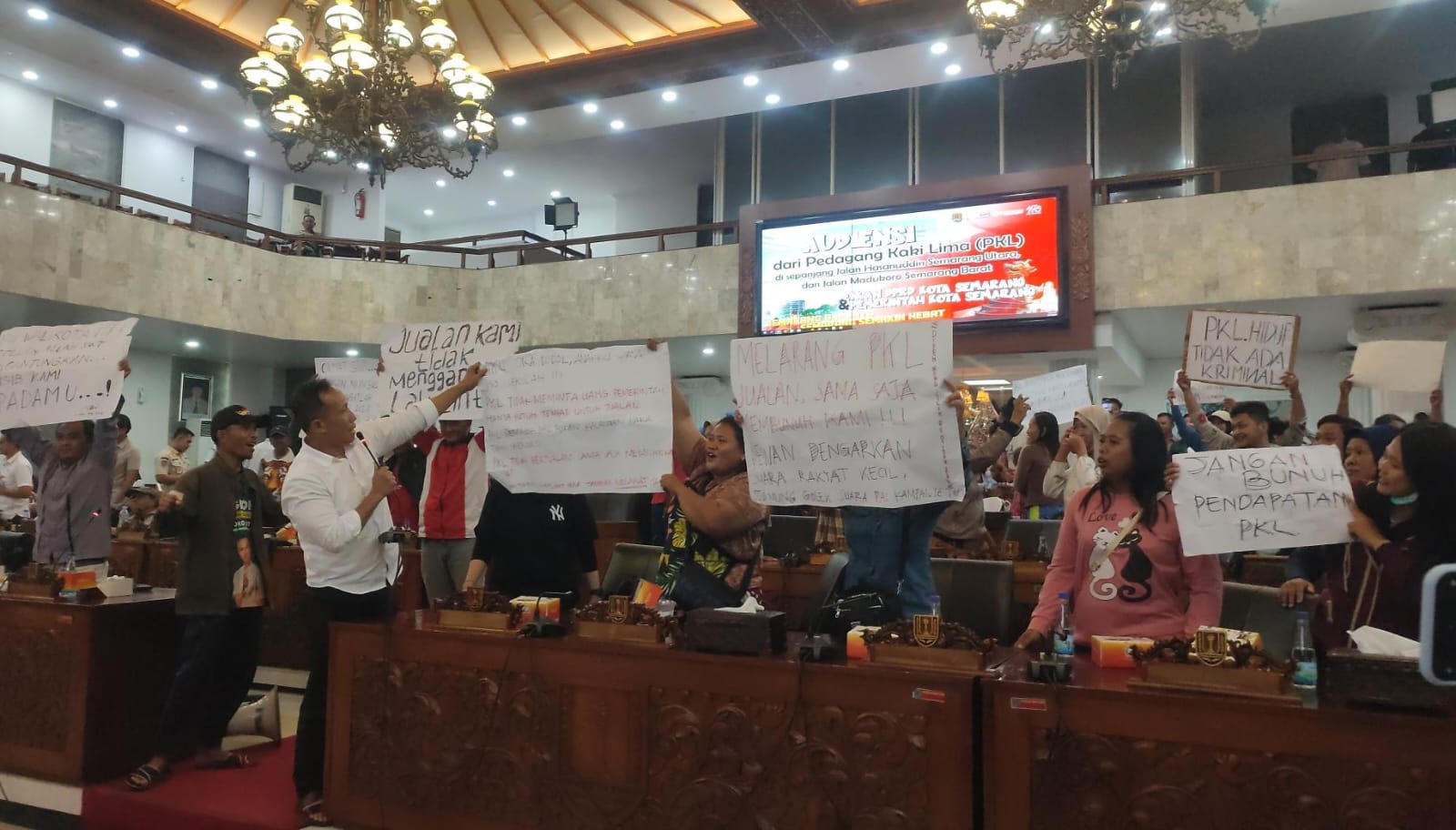 Geruduk Balaikota Semarang, PKL Hasanuddin dan Madukoro Tuntut Kembali Berjualan, Tolak Relokasi
