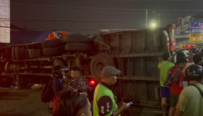 Video Truk Muatan Kertas Tabrakan di Turunan Tanah Putih, Diduga Rem Blong