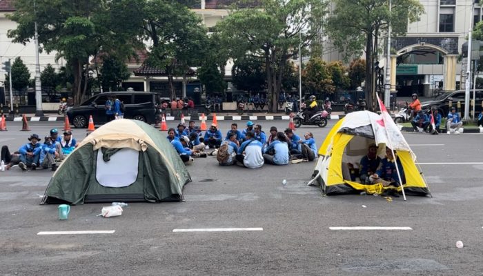Tak Kunjung Diangkat PPPK, Ratusan Honorer Irigasi Gelar Kemah di Kantor Gubernur Jateng
