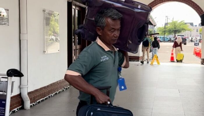 Upah Sehari-hari Tak Tentu, Porter Stasiun Semarang Tawang Ketiban Rezeki saat Libur Panjang Waisak