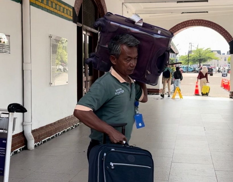 Porter Stasiun Semarang Tawang