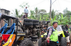 Kondisi lokasi kecelakaan antara truk dan minibus di Jalan Raya Purworejo-Magelang, Desa Kalijambe, Kabupaten Purworejo, Jawa Tengah, Rabu, 7 Mei 2025. (ant)