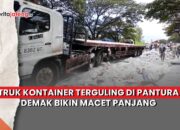 Video Truk Kontainer Terguling di Pantura Demak Bikin Macet Panjang