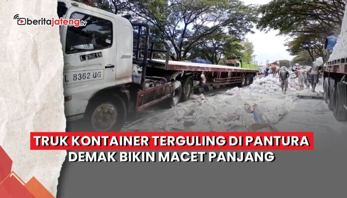 Video Truk Kontainer Terguling di Pantura Demak Bikin Macet Panjang