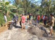20 Tahun Lebih Tak Diperbaiki Pemda, Warga Dusun Clowok Perbaiki Jalan Secara Swadaya