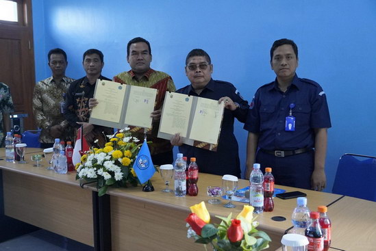 Direktur APN Surakarta, Dr. Hardi (kedua dari kanan) dalam acara penandatanganan memorandum of understanding (MoU) dengan Bupati Blora, Arief Rohman (ketiga dari kiri).