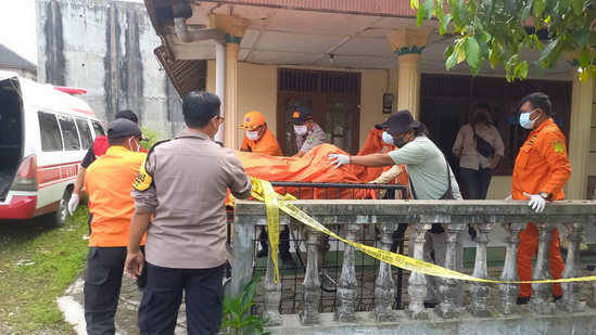 Petugas mengevakuasi Sunarto, warga RT 01/RW 06, Kelurahan Mlangseng, Kecamatan Blora. (Heri/beritajateng.tv)