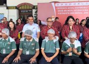Momen saat para GM Swiss-belhotel dan perwakilan Stasiun Semarang Tawang Bank Jateng memijat porter