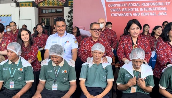 Porter Stasiun Tawang Dipijat Langsung oleh GM Hotel Swiss-Bel: CSR yang Bikin Haru