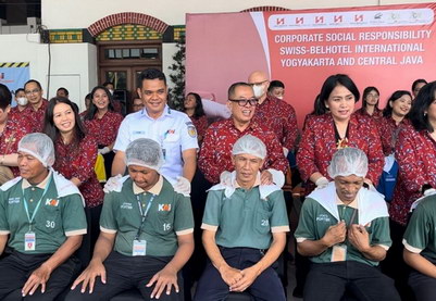 Momen saat para GM Swiss-belhotel dan perwakilan Stasiun Semarang Tawang Bank Jateng memijat porter