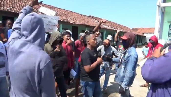 Warga Gruduk Balai Desa Demak, Desak Kades Mundur Usai Terseret Kasus Asusila