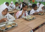 Para siswa SD Negeri 1 Bangkle menikmati menu MBG di sekolahnya. (Heri/beritajateng.tv)