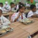 Para siswa SD Negeri 1 Bangkle menikmati menu MBG di sekolahnya. (Heri/beritajateng.tv)