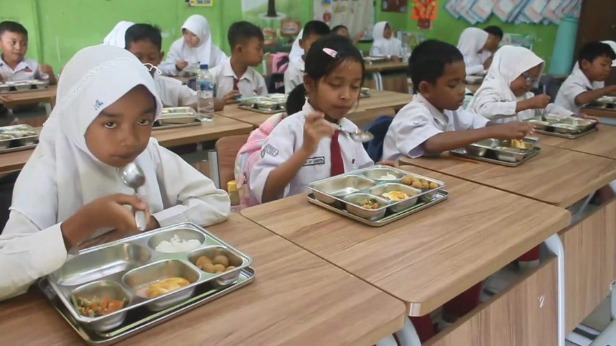 Para siswa SD Negeri 1 Bangkle menikmati menu MBG di sekolahnya. (Heri/beritajateng.tv)