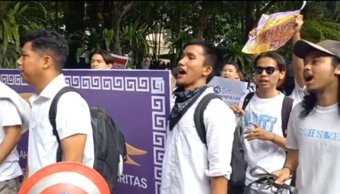 Mahasiswa Segel Gedung Administrasi UKSW, Rektorat Dinilai Bungkam terhadap Tuntutan