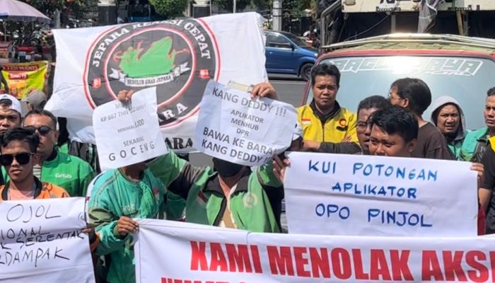 Aksi Damai, Driver Ojol Semarang Bawa Poster Minta Tolong KDM di Depan Kantor Ahmad Luthfi