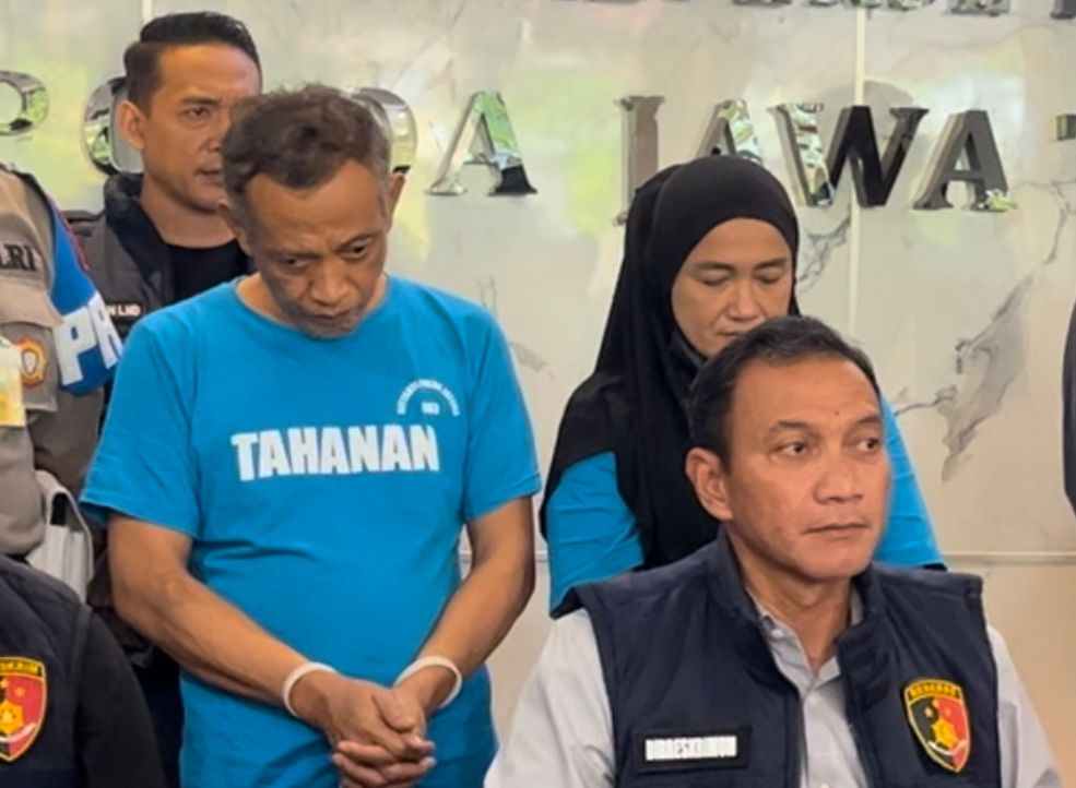 Ketua Ormas PP Blora Munaji (kiri) dan istrinya Priyanti dalam konferensi pers yang berlangsung di Mapolda Jawa Tengah, Kota Semarang