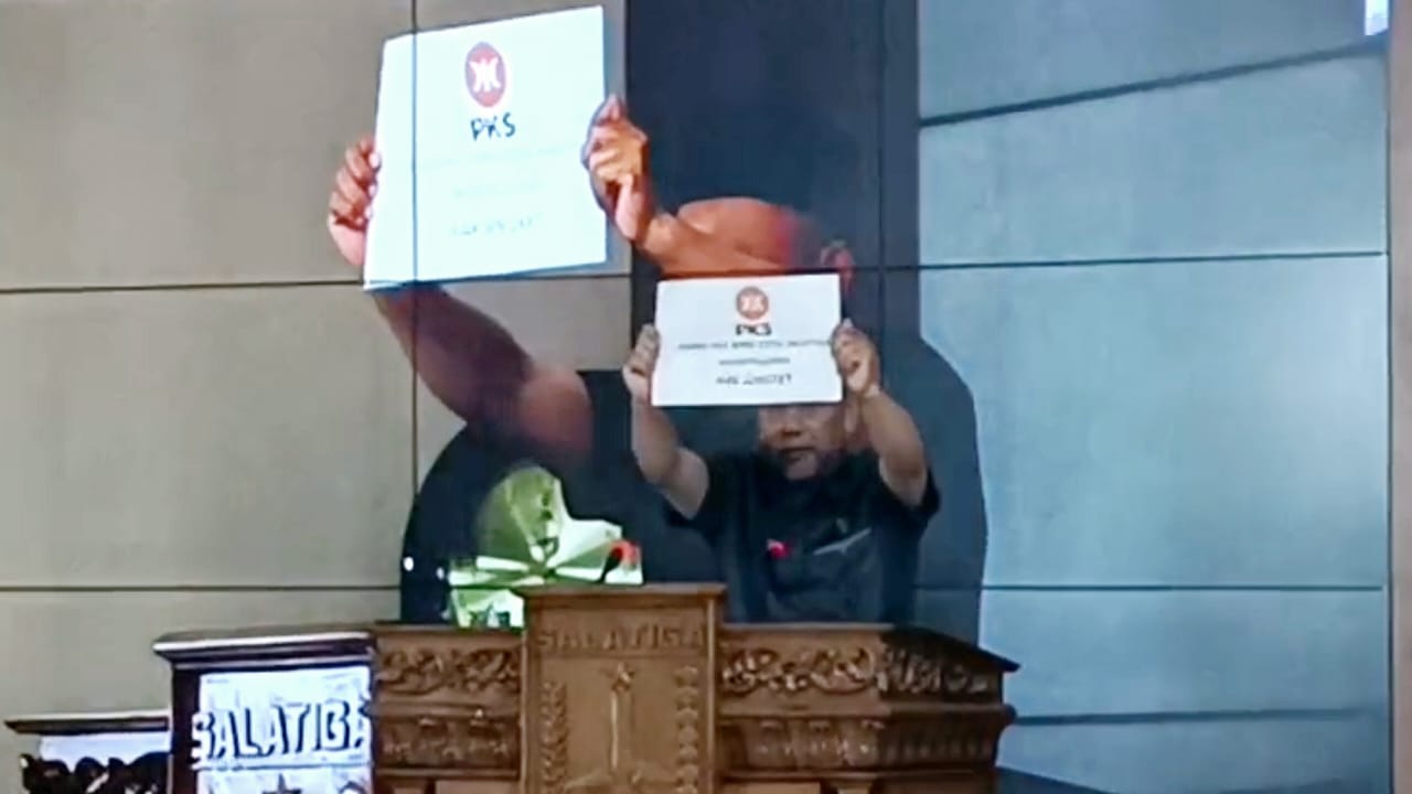 FPDIP, FPKS, FPKB dan Fraksi Demokrat. Mereka menolak jawaban Wali Kota Salatiga, atas pertanyaan pada rapat paripurna interpelasi, Senin 26 Mei 2025. (Bowo Pribadi/beritajateng.tv)