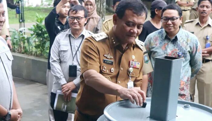 Pemprov Jateng Bantu Alat Produksi Briket Eceng Gondok untuk Dukung UMKM di Kebondowo