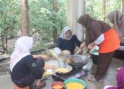 Dapur umum yang disediakan untuk membantu para korban banjir di Blora, Jawa Tengah. (Heri/beritajateng.tv)