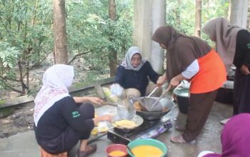 Dapur umum yang disediakan untuk membantu para korban banjir di Blora, Jawa Tengah. (Heri/beritajateng.tv)