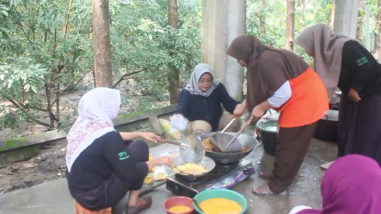 Dapur umum yang disediakan untuk membantu para korban banjir di Blora, Jawa Tengah. (Heri/beritajateng.tv)