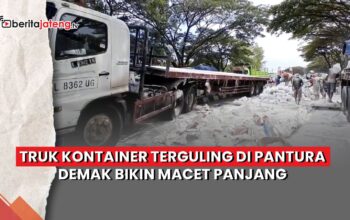 Video Truk Kontainer Terguling di Pantura Demak Bikin Macet Panjang