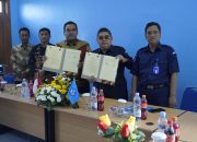 Direktur APN Surakarta, Dr. Hardi (kedua dari kanan) dalam acara penandatanganan memorandum of understanding (MoU) dengan Bupati Blora, Arief Rohman (ketiga dari kiri).