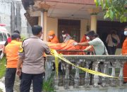Petugas mengevakuasi Sunarto, warga RT 01/RW 06, Kelurahan Mlangseng, Kecamatan Blora. (Heri/beritajateng.tv)