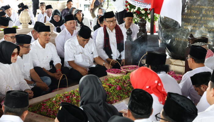 2.000 Kader PDIP Jateng Ziarah Makam Bung Karno, Bambang Pacul: Kami Ambil Semangat Perjuangan Beliau