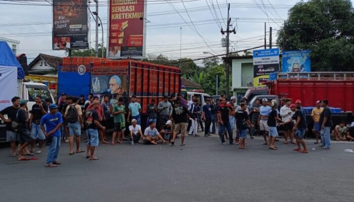 Protes Kebijakan ODOL, Ratusan Awak Truk Blokir Jalur Semarang-Solo, Tingkir Salatiga Lumpuh