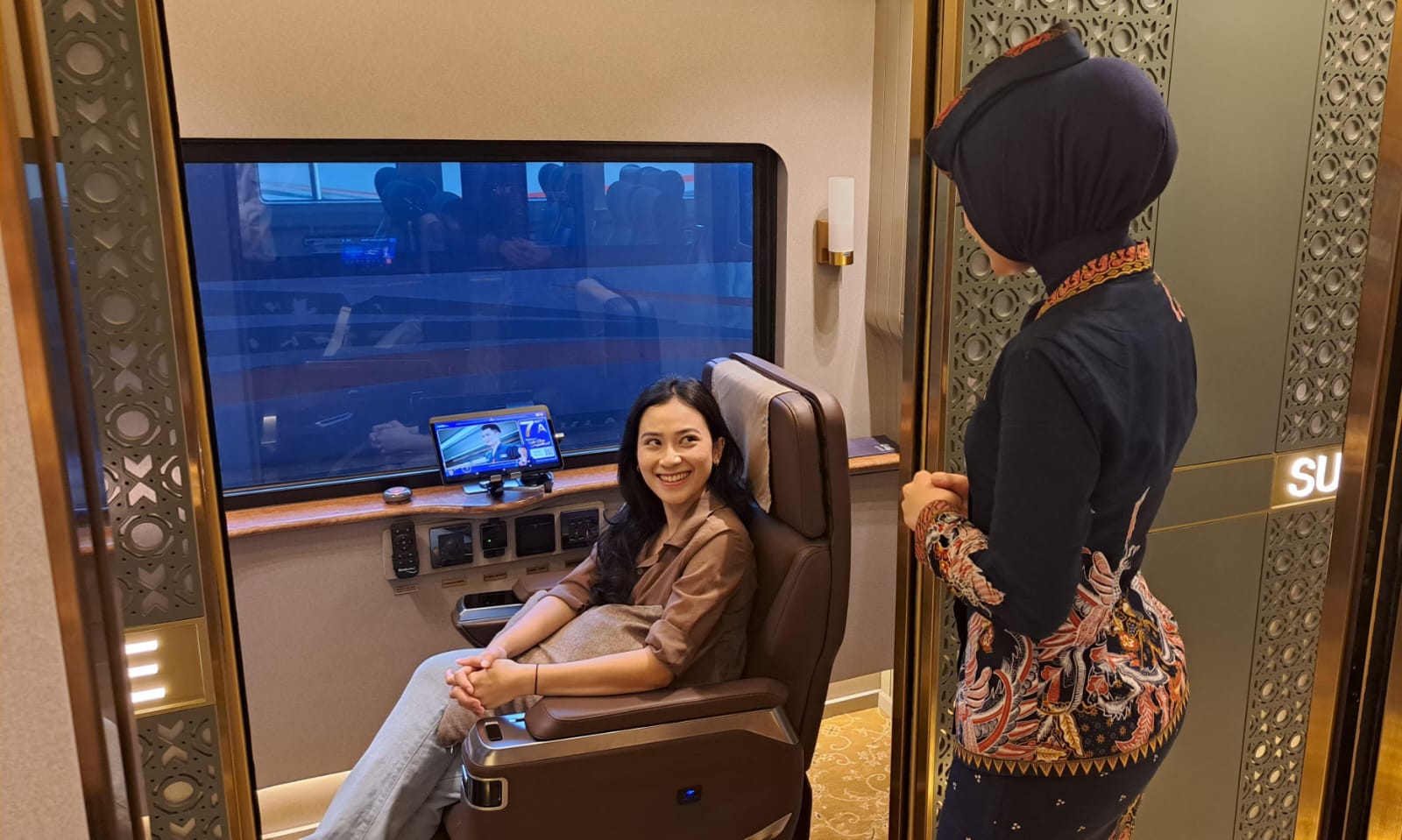 Rasakan Pengalaman Mewah Naik Kereta Suite Class Compartment Rangkaian KA Argo Bromo Anggrek di Lintas Utara Jawa