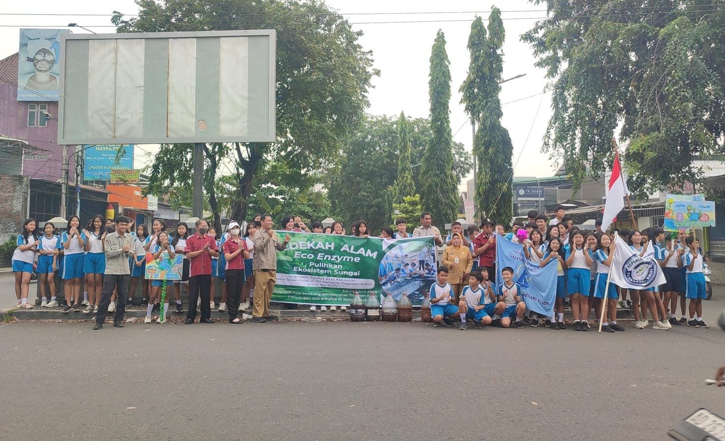 SD Kanisius Tlogosari Kulon Rayakan Kelulusan Siswa dengan Sedekah Alam, Tuangkan Eco Enzym ke Sungai