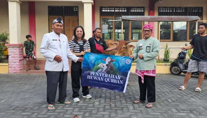 The Park Semarang Serahkan Hewan Kurban untuk Dua Masjid di Kecamatan Semarang Barat