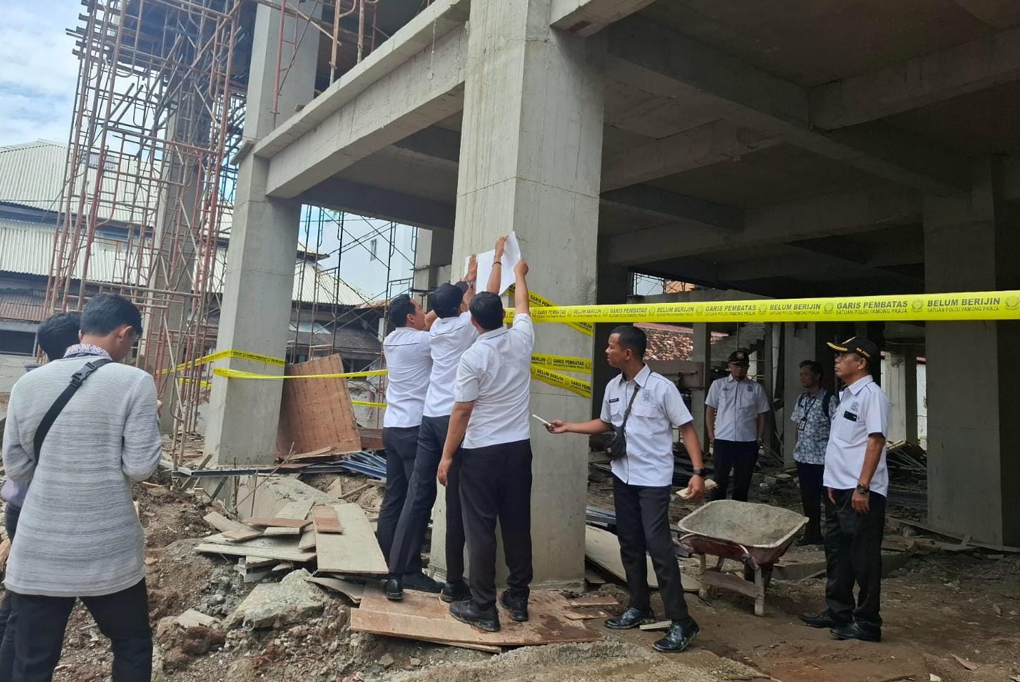 Belum Berizin, Satpol PP Segel Gedung Baru Untag di Jalan Pemuda Semarang