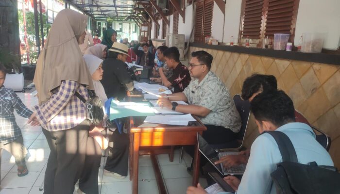 Hari Pertama SPMB di Kota Semarang, Posko Aduan Disdik Digeruduk Ratusan Orang Tua