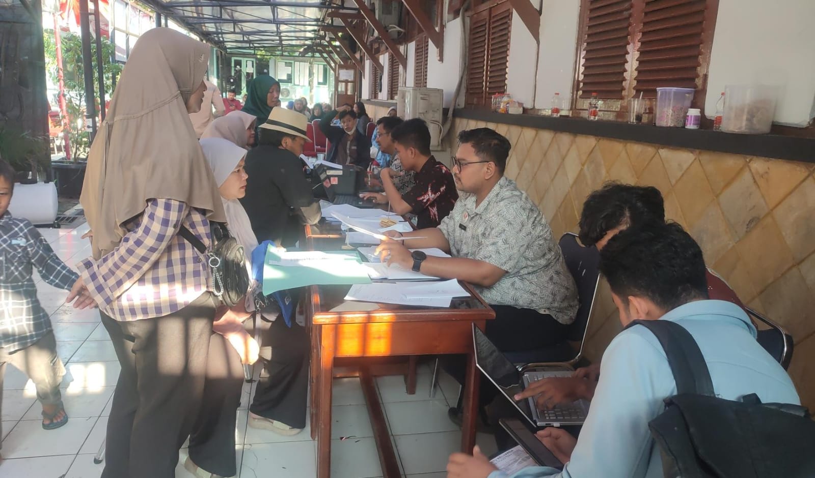 Hari Pertama SPMB di Kota Semarang, Posko Aduan Disdik Digeruduk Ratusan Orang Tua
