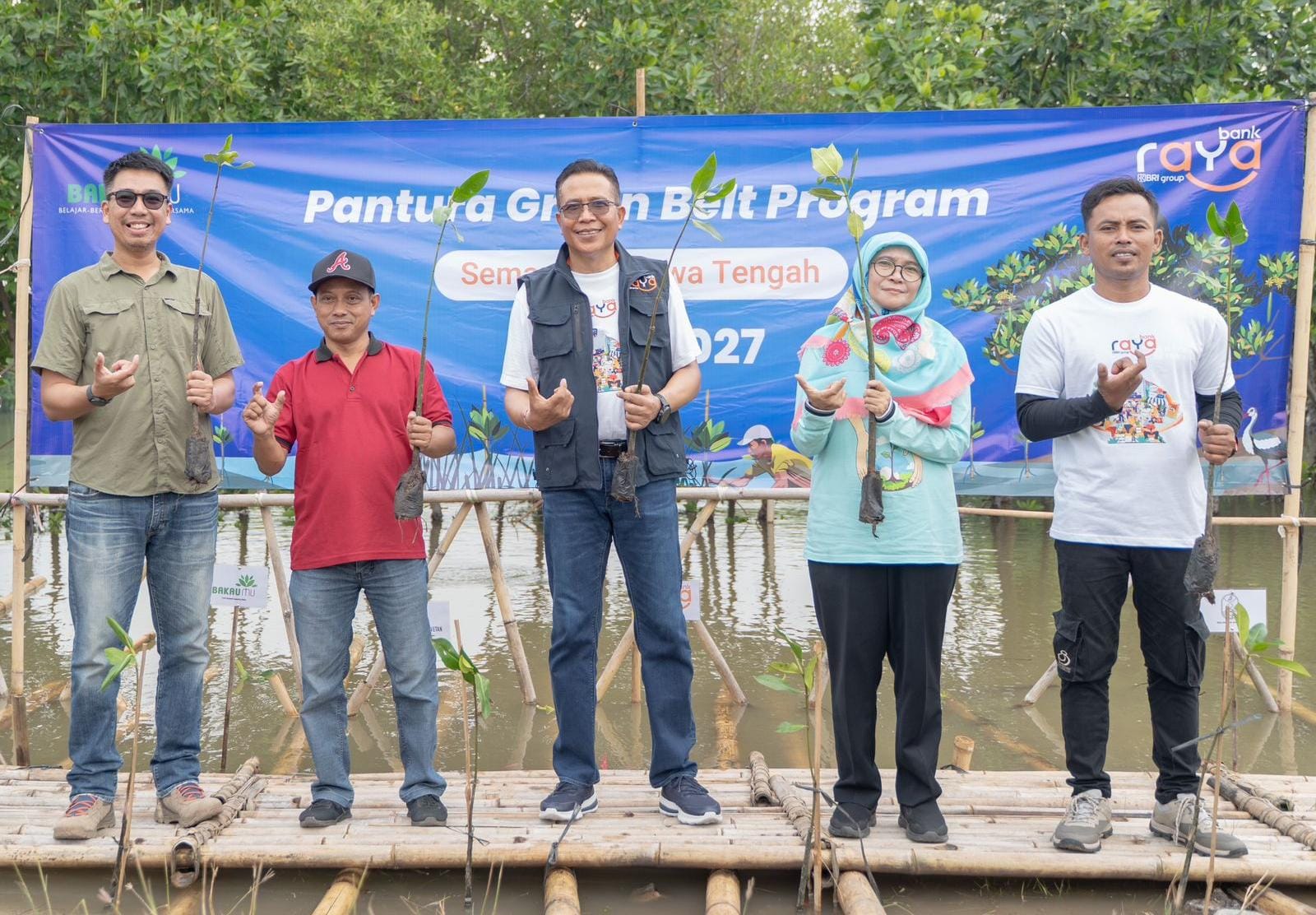 Bank Raya Tanam Ribuan Pohon Bakau, Dukung Kelestarian Laut dan Bantu UMKM Berkembang