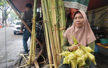 Cerita Penjual Janur di Semarang, Banjir Rezeki Saat Musim Hajatan Tiba